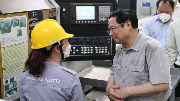 Thủ tướng Phạm Minh Chính thăm nhà máy sản xuất lắp ráp ô tô xe máy của Tập đoàn Thaco. - Sputnik Việt Nam