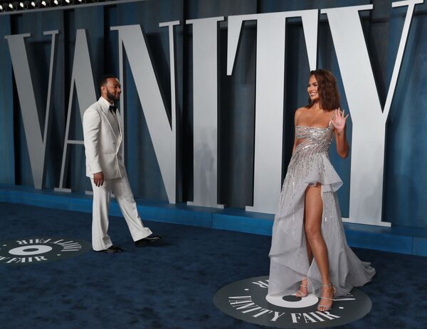 Người mẫu Chrissy Teigen và ca sĩ John Legend trên thảm đỏ lễ trao giải Oscar lần thứ 94 ở California - Sputnik Việt Nam
