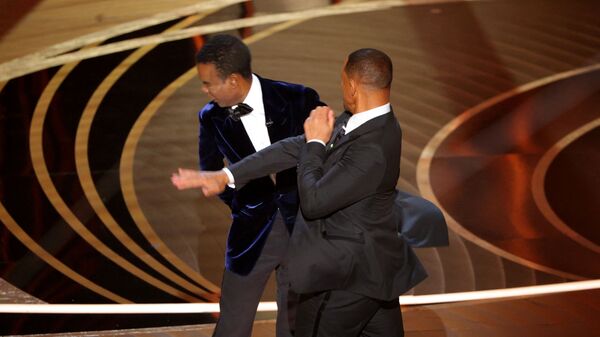 Nam diễn viên Will Smith tát người dẫn chương trình Chris Rock tại Lễ trao giải Oscar lần thứ 94 ở California - Sputnik Việt Nam