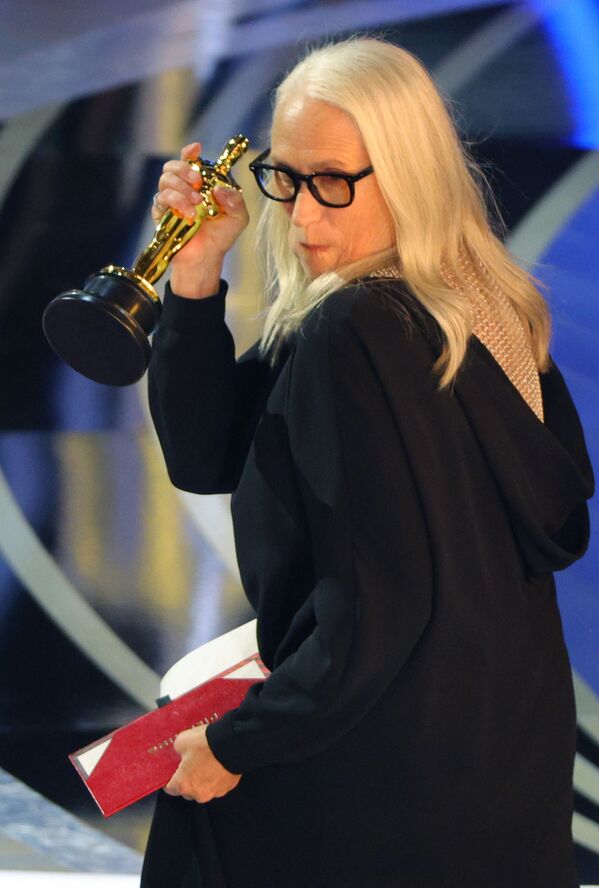 Đạo diễn Jane Campion với giải thưởng tại Lễ trao giải Oscar lần thứ 94 ở California - Sputnik Việt Nam