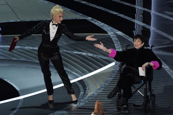 Ca sĩ kiêm diễn viên Lady Gaga và nữ diễn viên Liza Minnelli tại Lễ trao giải Oscar lần thứ 94 ở California - Sputnik Việt Nam