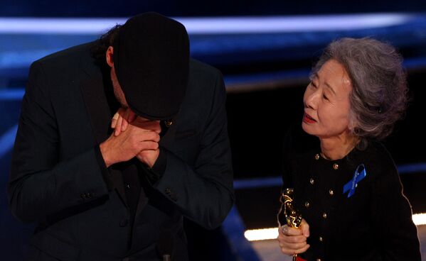 Nam diễn viên Troy Kotsur nhận giải Nam diễn viên phụ xuất sắc nhất tại lễ trao giải Oscar lần thứ 94 ở California - Sputnik Việt Nam