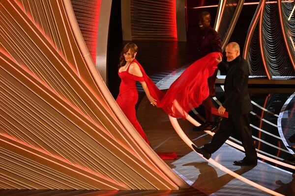 Nữ diễn viên Rosie Perez và nam diễn viên Woody Harrelson tại lễ trao giải Oscar lần thứ 94 ở California - Sputnik Việt Nam