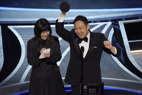 Đạo diễn Nhật Bản Ryusuke Hamaguchi với giải Phim nước ngoài hay nhất tại lễ trao giải Oscar lần thứ 94 ở California - Sputnik Việt Nam