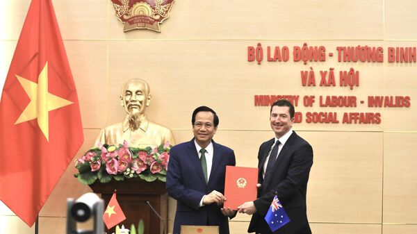 Việt Nam và Australia ký bản ghi nhớ về hỗ trợ công dân Việt Nam tham gia chương trình lao động nông nghiệp Australia - Sputnik Việt Nam