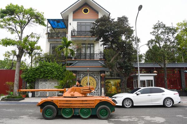 Trương Văn Đạo trong chiếc xe tăng gỗ ở Bắc Ninh - Sputnik Việt Nam