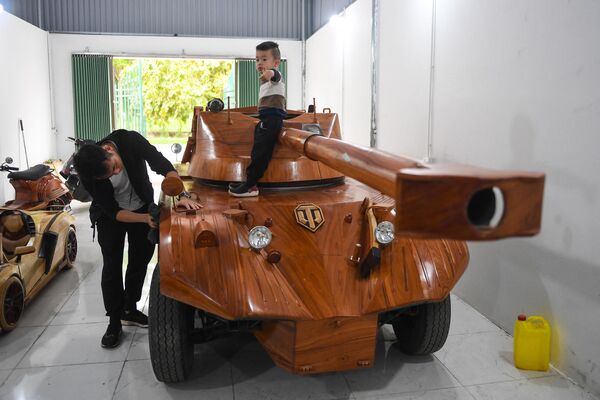 Trương Văn Đạo dọn xe tăng gỗ ở Bắc Ninh - Sputnik Việt Nam