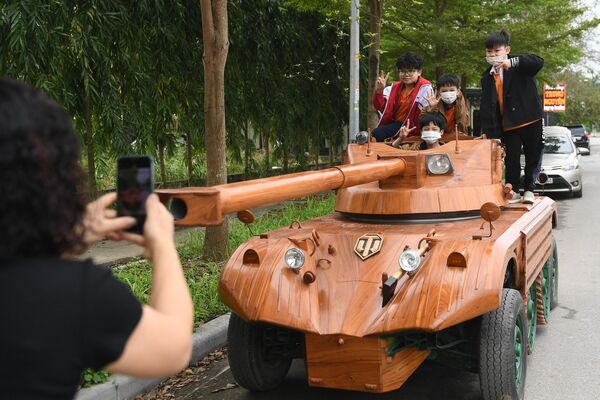 Trẻ em chụp ảnh bên xe tăng gỗ ở Bắc Ninh - Sputnik Việt Nam