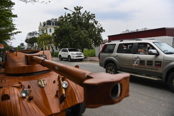 Xe tăng gỗ trên đường phố Bắc Ninh - Sputnik Việt Nam