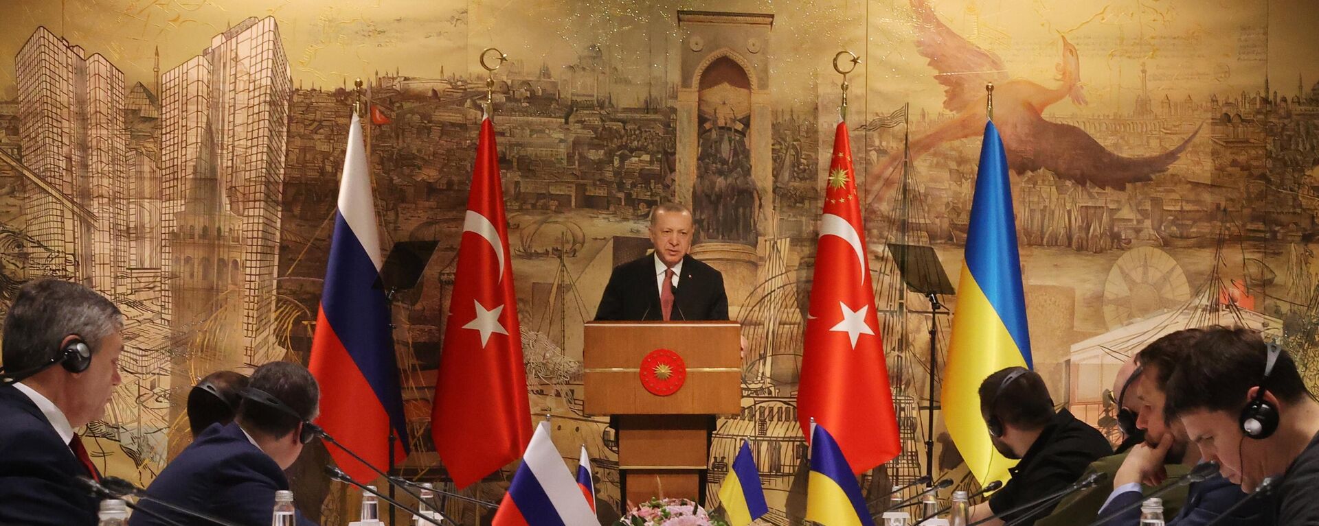 Tổng thống Thổ Nhĩ Kỳ Recep Tayyip Erdogan phát biểu trong cuộc hội đàm Nga-Ukraina tại Cung điện Dolmabahce ở Istanbul. - Sputnik Việt Nam, 1920, 29.03.2022