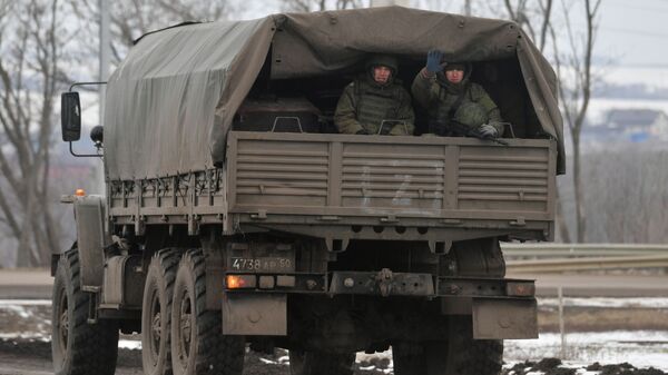 Một chiếc xe tải chở quân nhân Nga trên đường cao tốc gần biên giới với Ukraina ở vùng Belgorod - Sputnik Việt Nam