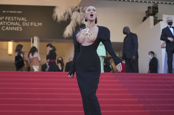 Bella Hadid tạo dáng trước các nhiếp ảnh gia tại Liên hoan phim Quốc tế Cannes lần thứ 74, Pháp - Sputnik Việt Nam