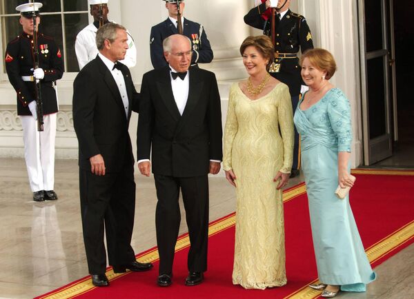 Tổng thống Hoa Kỳ George W. Bush và Đệ nhất phu nhân Laura Bush với Thủ tướng Úc John Howard và phu nhân Janet Howard tại Nhà Trắng - Sputnik Việt Nam