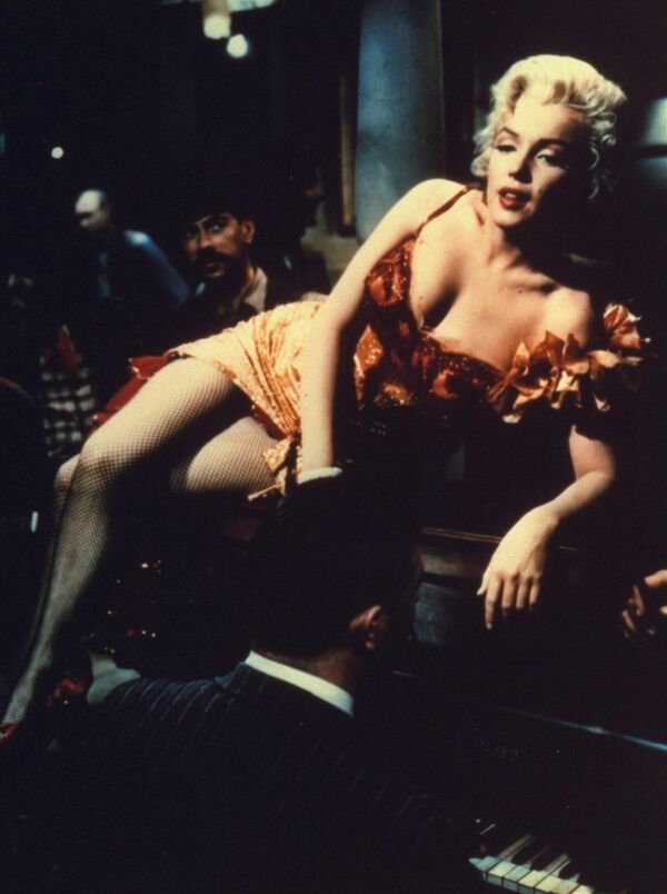 Marilyn Monroe trong một cảnh của bộ phim River of No Return năm 1954 - Sputnik Việt Nam