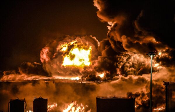 Khói lửa bao trùm cơ sở dầu mỏ của doanh nghiệp Saudi Aramco ở Jeddah, Saudi Arabia - Sputnik Việt Nam