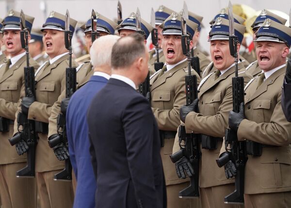 Quân nhân đội danh dự Ba Lan trước Tổng thống Hoa Kỳ Joe Biden và Tổng thống Ba Lan Andrzej Duda ở Warsaw - Sputnik Việt Nam