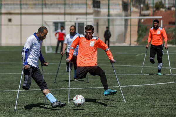 Thương phế binh chiến sự Syria tham gia trận bóng đá trong giải đấu ở Afrin dưới sự bảo trợ của tổ chức từ thiện địa phương và Tổ chức Phát triển Xã hội Quốc tế - Sputnik Việt Nam