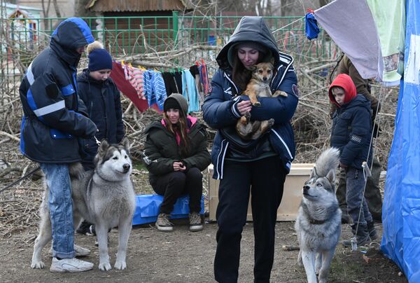Dân tị nạn từ Mariupol với những con chó trong cơ sở tạm trú do Bộ Các tình huống khẩn cấp của DNR bố trí ở làng Bezymennoe - Sputnik Việt Nam