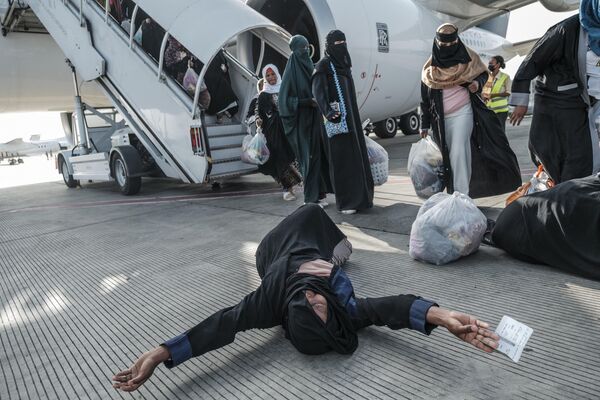 Người phụ nữ Ethiopia hồi hương từ Saudi Arabia đang xuống máy bay tại phi trường Bole ở thủ đô Addis Ababa - Sputnik Việt Nam