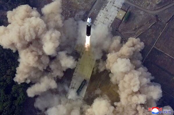 Phóng thử tên lửa đạn đạo xuyên lục địa (ICBM) loại mới «Hwasong-17» ở CHDCND Triều Tiên - Sputnik Việt Nam