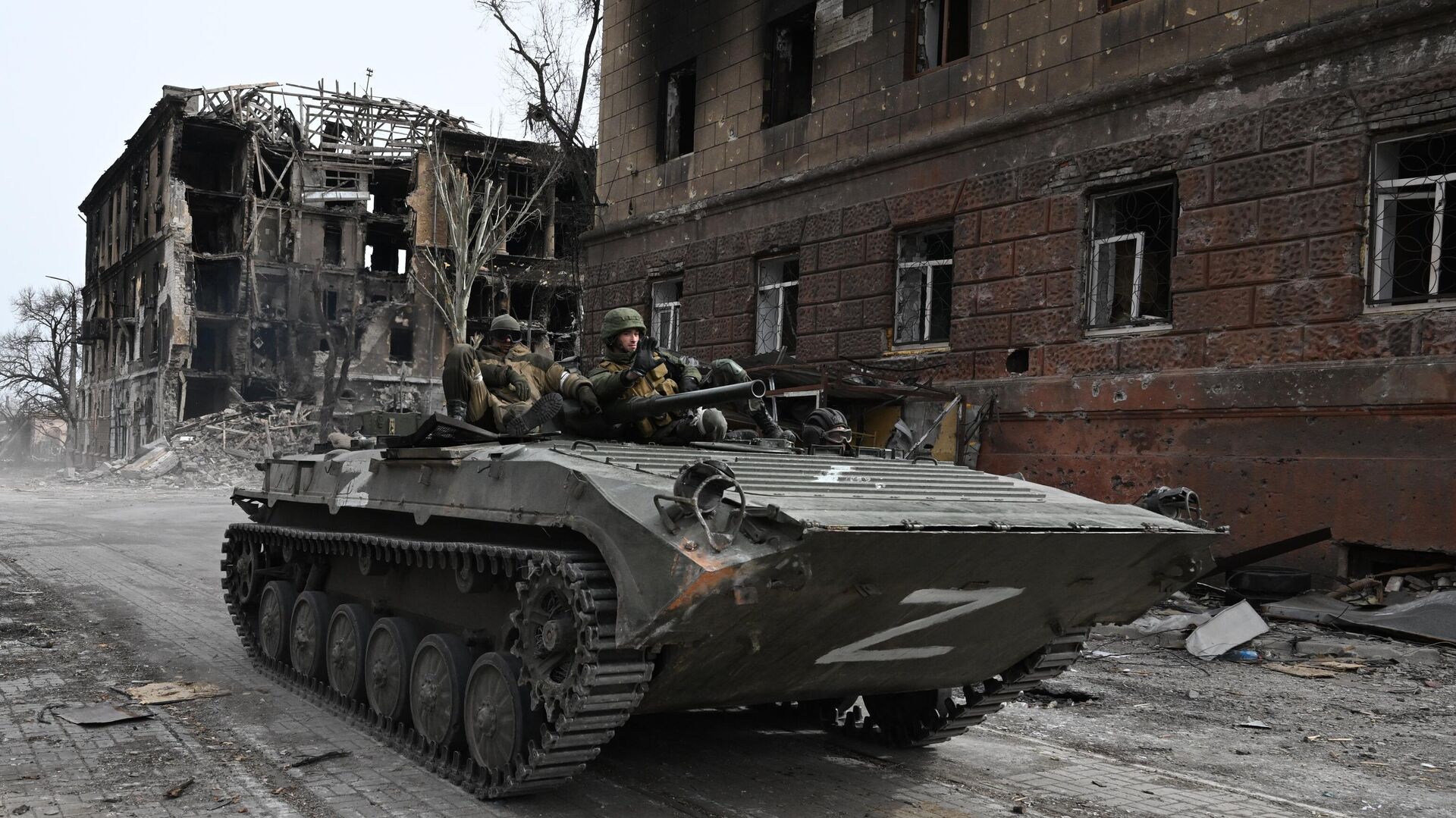 Xe chiến đấu bộ binh BMP-1 của quân đội DNR gần một tòa nhà dân cư bị phá hủy ở Mariupol - Sputnik Việt Nam, 1920, 06.05.2022