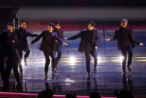 Ban nhạc Hàn Quốc BTS biểu diễn tại Grammy ở Las Vegas - Sputnik Việt Nam