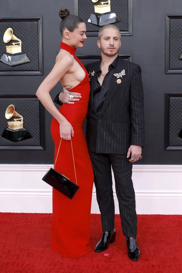 Ca sĩ Charlotte Lawrence và nhà sản xuất Andrew Watt tại lễ trao giải âm nhạc Grammy ở Las Vegas - Sputnik Việt Nam
