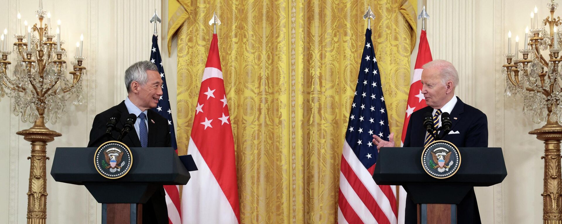 Tổng thống Hoa Kỳ Joe Biden có bài phát biểu với Thủ tướng Singapore Lý Hiển Long tại Phòng Đông của Nhà Trắng - Sputnik Việt Nam, 1920, 04.04.2022