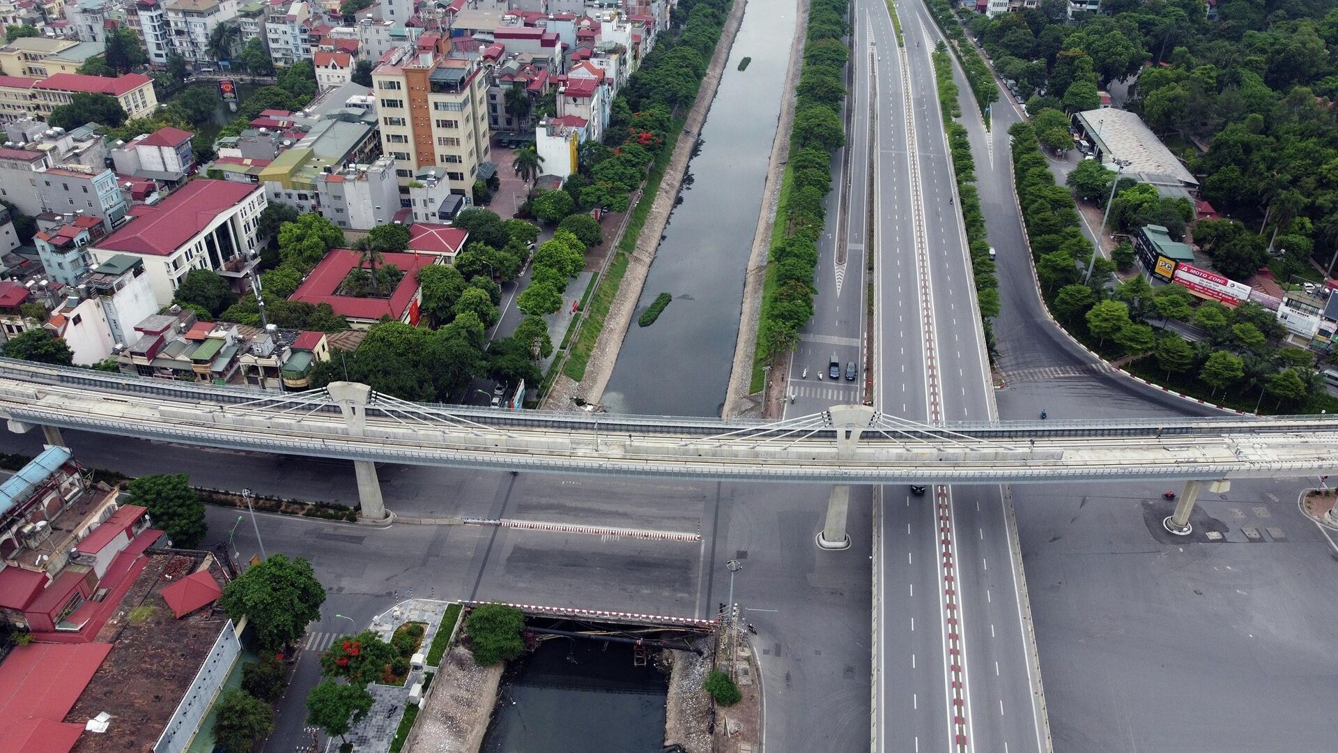 Nút giao thông Cầu Giấy với đường vành đai 2 trên cao, tuyến đường sắt đô thị Nhổn - ga Hà Nội. - Sputnik Việt Nam, 1920, 06.05.2022