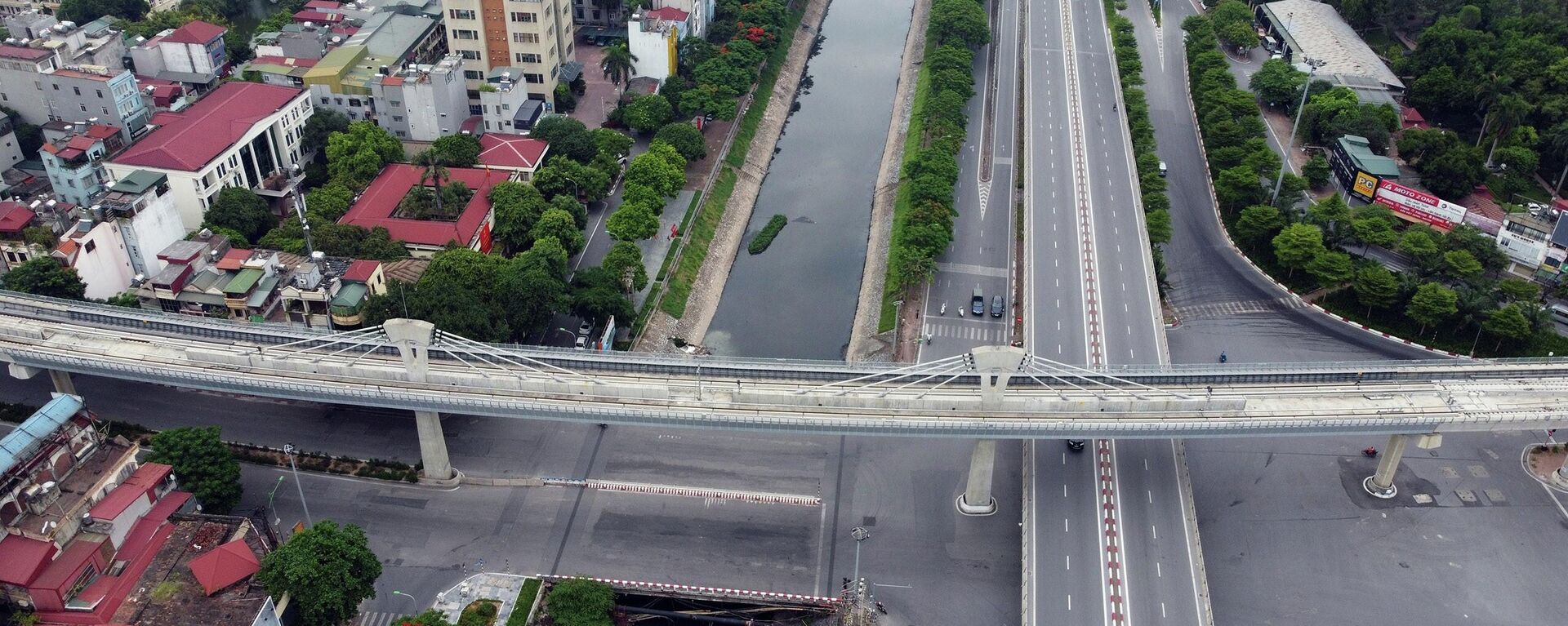 Nút giao thông Cầu Giấy với đường vành đai 2 trên cao, tuyến đường sắt đô thị Nhổn - ga Hà Nội. - Sputnik Việt Nam, 1920, 05.04.2022
