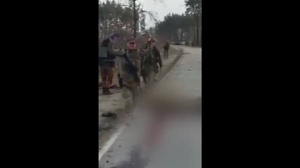 Ảnh chụp màn hình với video ghi cảnh binh sĩ Ukraina giết tù binh. - Sputnik Việt Nam