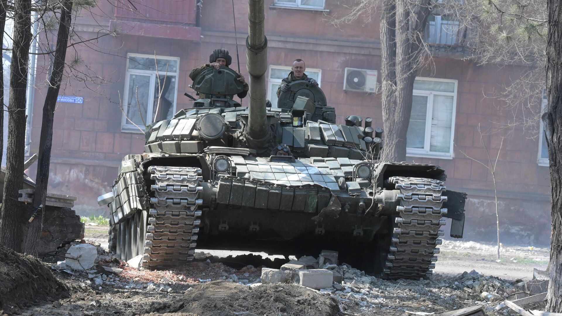 Lính tăng của DNR trước xe tăng T-72 trên một trong những đường phố của Mariupol - Sputnik Việt Nam, 1920, 31.05.2022