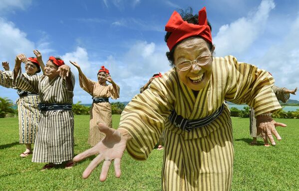 Bí quyết của những người cao tuổi nhất thế giới ở Nhật Bản là chế độ ăn uống cân bằng, chỉ ăn no 80%.Ảnh: Những người phụ nữ cao tuổi nhảy múa trên đảo Okinawa - Sputnik Việt Nam