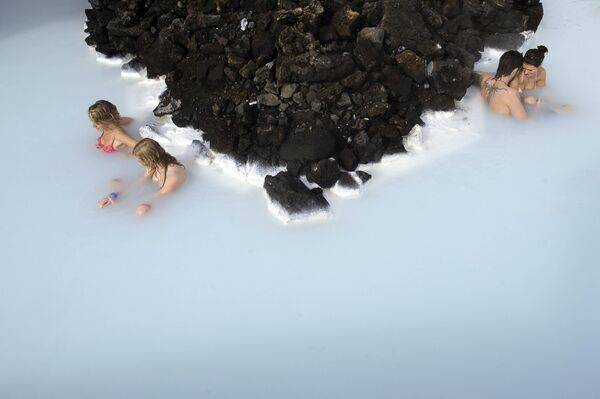 Ở Iceland, người dân thích tắm suối nước nóng.Ảnh: Khách du lịch ngồi ở Blue Lagoon, gần Reykjavik - Sputnik Việt Nam