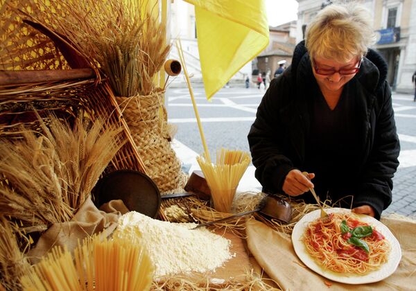 Chế độ ăn kiểu Địa Trung Hải nổi tiếng rất phổ biến ở Ý.Ảnh: Người phụ nữ ăn mỳ Ý tại một sự kiện ở Rome - Sputnik Việt Nam