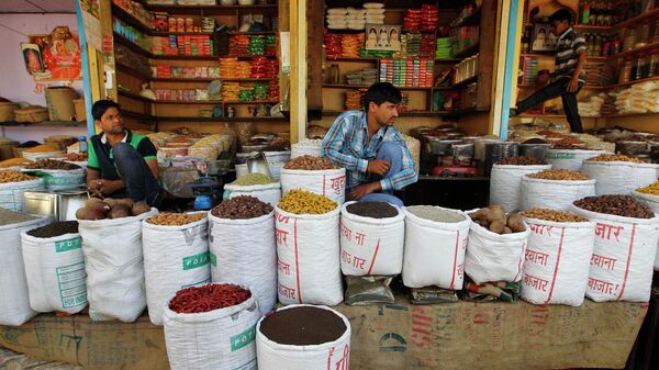 Ở Ấn Độ, người ta cho rằng sử dụng các loại gia vị trong thực phẩm giúp kéo dài tuổi thanh xuân.
 Ảnh: Những người bán các loại hạt, đậu và gia vị tại chợ ngũ cốc ở New Delhi, Ấn Độ
 - Sputnik Việt Nam