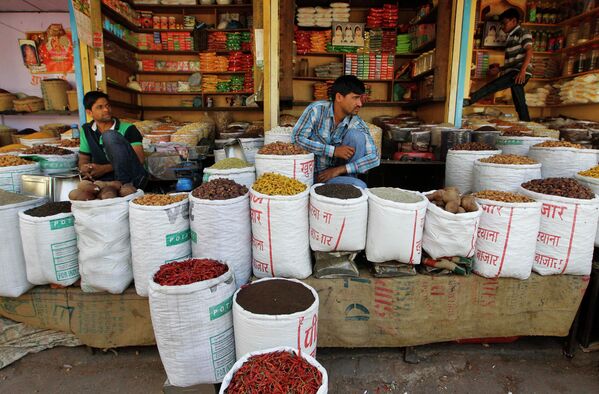 Ở Ấn Độ, người ta cho rằng sử dụng các loại gia vị trong thực phẩm giúp kéo dài tuổi thanh xuân.Ảnh: Những người bán các loại hạt, đậu và gia vị tại chợ ngũ cốc ở New Delhi, Ấn Độ - Sputnik Việt Nam