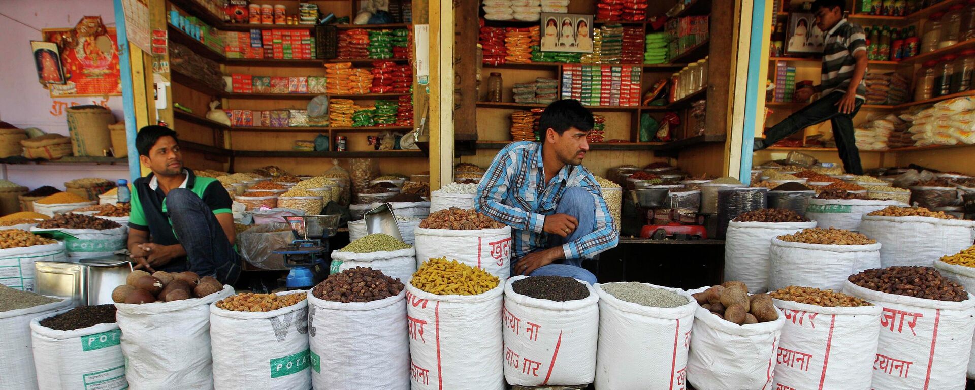 Ở Ấn Độ, người ta cho rằng sử dụng các loại gia vị trong thực phẩm giúp kéo dài tuổi thanh xuân.
 Ảnh: Những người bán các loại hạt, đậu và gia vị tại chợ ngũ cốc ở New Delhi, Ấn Độ
 - Sputnik Việt Nam, 1920, 20.05.2022