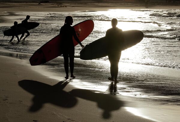 Hoạt động thể thao và đi dạo trên bãi biển là bí quyết sức khỏe của người dân Úc.Ảnh: Những người lướt sóng trên bãi biển Bondi ở Sydney - Sputnik Việt Nam