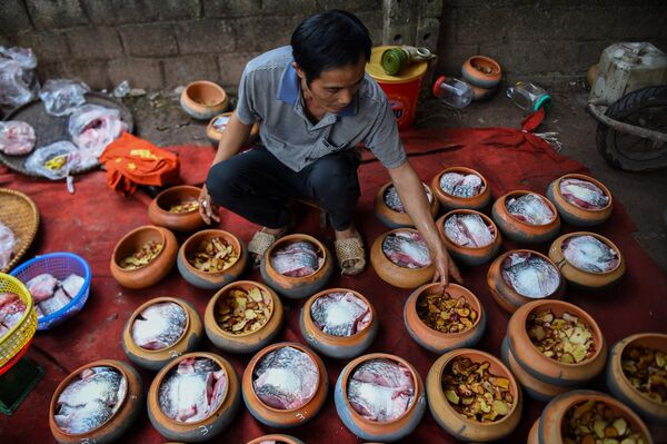 Người Việt Nam cho rằng chế độ ăn uống lành mạnh rất quan trọng để kéo dài tuổi thọ. Các món ăn Việt Nam chú trọng cơm, rau và cá, cách nấu thường được lựa chọn là hấp hoặc ninh.Ảnh: Người đàn ông nấu cá trong nồi đất trên bếp củi ở tỉnh Hà Nam, Việt Nam - Sputnik Việt Nam