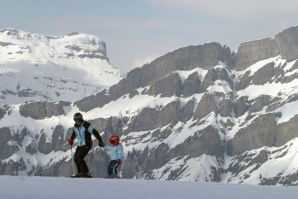 Ở Thụy Sĩ, trượt tuyết trên dãy Alpsgiúp đẩy lùi tuổi già.Ảnh: Kỳ nghỉ gia đình tại khu nghỉ mát trượt tuyết trên dãy núi Alps của Thụy Sĩ - Sputnik Việt Nam