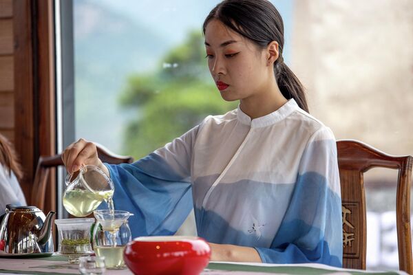 Ở Trung Quốc, cũng như ở nhiều nước châu Á, một yếu tố quan trọng để duy trì sức khỏe là thường xuyên uống trà xanh.Ảnh: Cô gái trong buổi trà đạo ở Trung Quốc - Sputnik Việt Nam