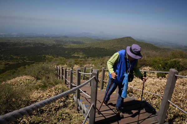 Đi bộ trên núi là môn thể thao đặc biệt phổ biến đối với người dân Hàn Quốc.Ảnh: Người đàn ông đi bộ đường dài trên núi Hàn Quốc - Sputnik Việt Nam