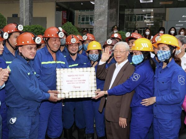 Tổng Bí thư Nguyễn Phú Trọng tặng quà cho cán bộ, công nhân Công ty Cổ phần than Vàng Danh - Vinacomin tại khu tập thể 314 trước khi vào ca sản xuất - Sputnik Việt Nam