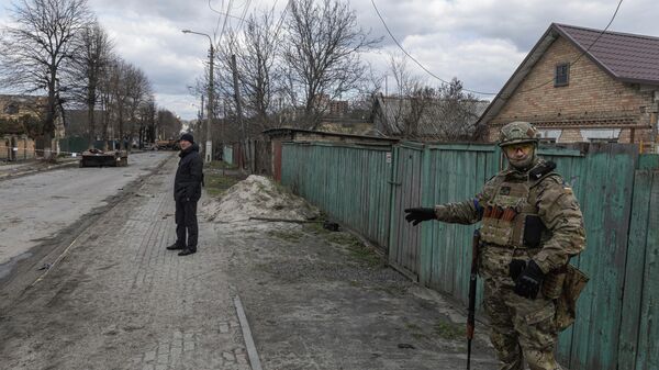 Người lính Ukraina trên đường phố ở thành phố Bucha gần Kiev - Sputnik Việt Nam
