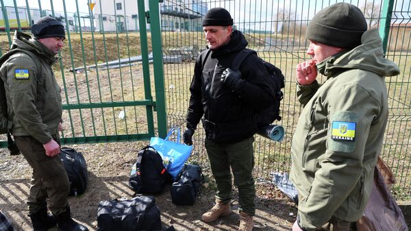 Lính đánh thuê Estonia tại trạm kiểm soát biên giới trước khi vượt biên từ Ba Lan sang Ukraina - Sputnik Việt Nam
