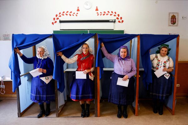 Những người phụ nữ Hungary mặc trang phục truyền thống tại trạm bỏ phiếu bầu cử quốc hội ở Veresgyhaz, Hungary - Sputnik Việt Nam