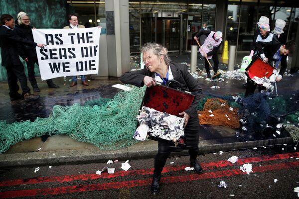 Các nhà hoạt động Ocean Rebellion tổ chức biểu tình với các vật phẩm tượng trưng cho rác thải nhựa bên ngoài Tổ chức Hàng hải Quốc tế ở London, Vương quốc Anh - Sputnik Việt Nam