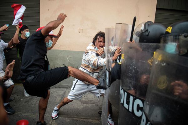 Người dân đụng độ với cảnh sát trong cuộc biểu tình chống chính phủ Tổng thống Peru Pedro Castillo ở Lima - Sputnik Việt Nam