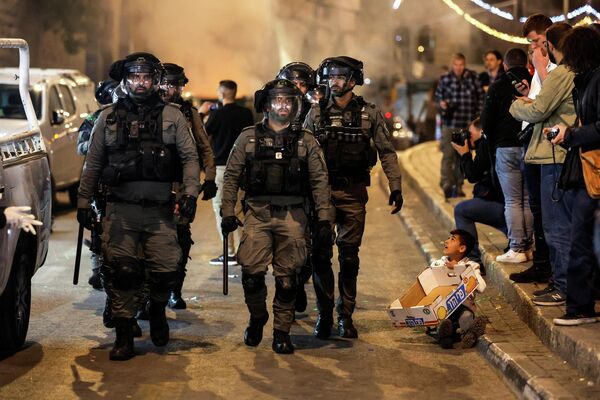 Cảnh sát Israel tuần tra trên đường trong cuộc đụng độ giữa lực lượng an ninh Israel và người Palestine gần Cổng Damascus ở lối vào Thành cổ Jerusalem - Sputnik Việt Nam